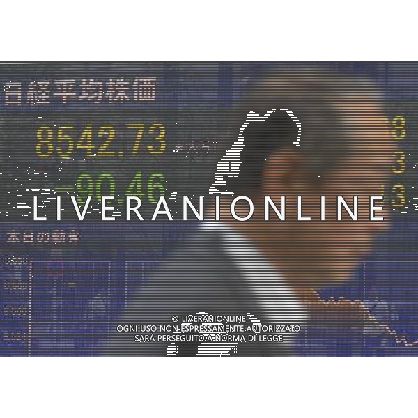 (120531) -- TOKYO, May 31, 2012 () -- A pedestrian walks past a stock index screen in Tokyo, Japan, May 31, 2012. Nikkei plunged sharply Thursday amid global equity sell-offs, hitting its lowest closing level in four and a half months. The 225-issue Nikkei Stock Average ended 90.46 points, or 1.05 percent, lower from Wednesday\'s close at 8,542.73, lowest since Jan. 17. (/Kenichiro Seki) (dzl) /photoshot/AG ALDO LIVERANI SAS - ITALY ONLY -