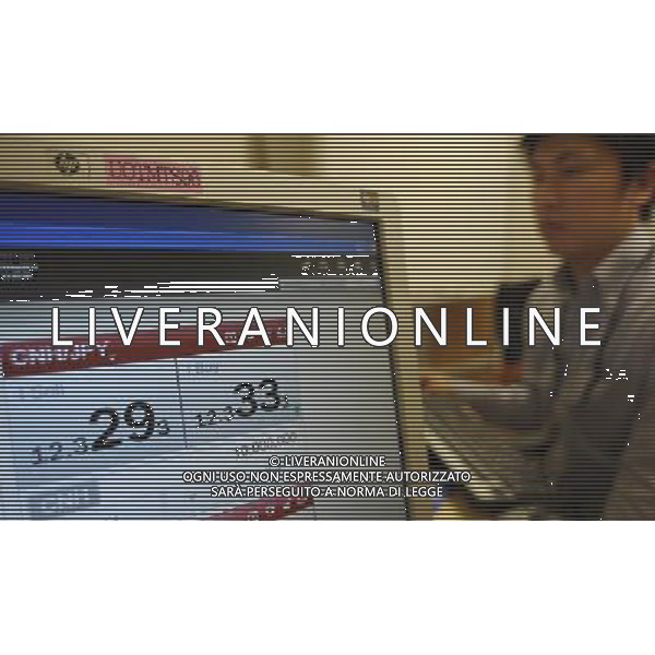 (120601) -- TOKYO, June 1, 2012 () -- A staff member works by a monitor displaying the Japanese yen\'s exchange rate against the Chinese currency Renminbi (RMB) at the Bank of Tokyo-Mitsubishi UFJ in Tokyo, Japan, June 1, 2012. Direct interbank trading of the Japanese yen against the Chinese currency Renminbi (RMB) started in Tokyo and Shanghai, east China, on June 1. (/Kenichiro Seki) (msq) ©photoshot/Agenzia Aldo Liverani Sas - ITALY ONLY - Membri dello staff lavorano presso la Bank of Tokyo Mitsubishi UFJ a Tokyo, Giappone, 1 giugno 2012. Scambio interbancario diretto dello yen giapponese nei confronti della valuta cinese Renminbi (RMB) ha iniziato a Tokyo e Shanghai, Cina orientale, il 1 ¡ giugno.
