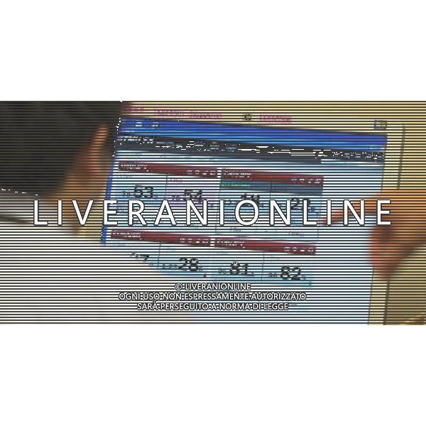 (120601) -- TOKYO, June 1, 2012 () -- A staff member works by a monitor displaying the Japanese yen\'s exchange rate against the Chinese currency Renminbi (RMB) at the Bank of Tokyo-Mitsubishi UFJ in Tokyo, Japan, June 1, 2012. Direct interbank trading of the Japanese yen against the Chinese currency Renminbi (RMB) started in Tokyo and Shanghai, east China, on June 1. (/Kenichiro Seki) (msq) ©photoshot/Agenzia Aldo Liverani Sas - ITALY ONLY - Membri dello staff lavorano presso la Bank of Tokyo Mitsubishi UFJ a Tokyo, Giappone, 1 giugno 2012. Scambio interbancario diretto dello yen giapponese nei confronti della valuta cinese Renminbi (RMB) ha iniziato a Tokyo e Shanghai, Cina orientale, il 1 ¡ giugno.