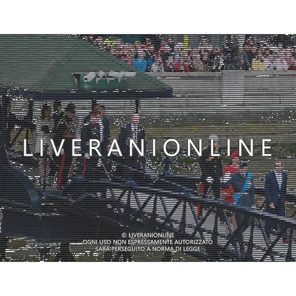 (120603) -- LONDON, June 3, 2012 (Xinhua) -- British Prince William (2nd R), Prince Harry (4th R), and William\'s wife Katherine (3rd R), Duchess of Cambridge, prepare to board the barge the Spirit of Chartwell during Queen Elizabeth II\'s Diamond Jubilee Pageant on River Thames in London, Britain, June 3, 2012. The Queen on Sunday took part in the largest event held to celebrate her 60 years as queen by leading a flotilla of boats in a pageant down River Thames through central London. (Xinhua/Xiang Mei) /PHOTOSHOT/AG ALDO LIVERANI SAS - ITALY ONLY -