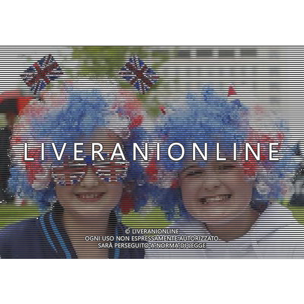 (120603) -- LONDON, June 3, 2012 (Xinhua) -- Kids wait for Queen Elizabeth II\' Diamond Jubilee Pageant in London, Britain, June 3, 2012. The Queen on Sunday took part in the largest event held to celebrate her 60 years as queen by leading a flotilla of boats in a pageant down River Thames through central London. (Xinhua/Wang Lili) /PHOTOSHOT/AG ALDO LIVERANI SAS - ITALY ONLY -