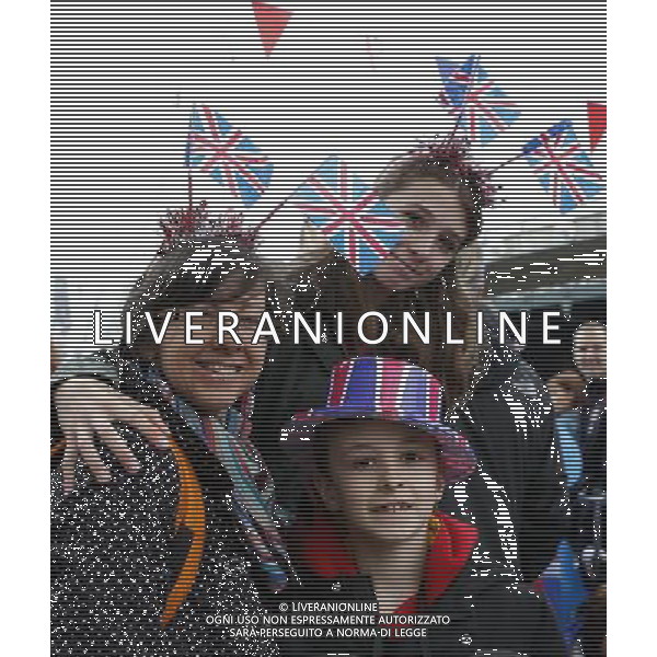 (120603) -- LONDON, June 3, 2012 (Xinhua) -- Revelers wait along River Thames in the rain before Queen Elizabeth II\' Diamond Jubilee Pageant in London, Britain, June 3, 2012. The Queen on Sunday took part in the largest event held to celebrate her 60 years as queen by leading a flotilla of boats in a pageant down River Thames through central London. (Xinhua/Wang Lili) /PHOTOSHOT/AG ALDO LIVERANI SAS - ITALY ONLY -