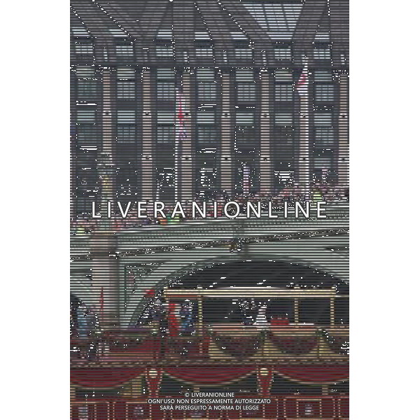 (120604) -- LONDON, June 4, 2012 () -- The royal barge \'Spirit of Chartwell\' sail past the Westminster Bridge during Queen Elizabeth II\'s Diamond Jubilee pageant on the River Thames in London, Britain, June 3, 2012. The Queen on Sunday took part in the largest event held to celebrate her 60 years as queen by leading a flotilla of boats in a pageant down the River Thames through central London. (/Yin Gang) PHOTOSHOT/AG ALDO LIVERANI SAS ITALY ONLY -