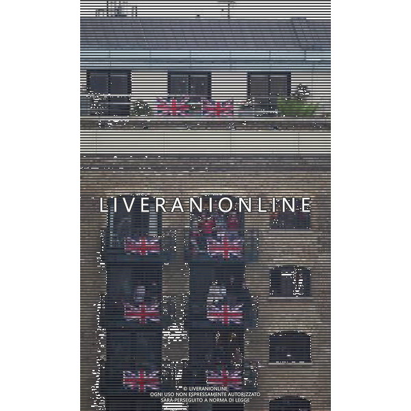 (120604) -- LONDON, June 4, 2012 () -- People watch on the balcony the Queen Elizabeth II\'s Diamond Jubilee pageant in London, Britain, June 3, 2012. The Queen on Sunday took part in the largest event held to celebrate her 60 years as queen by leading a flotilla of boats in a pageant down the River Thames through central London. (/Yin Gang) PHOTOSHOT/AG ALDO LIVERANI SAS ITALY ONLY -