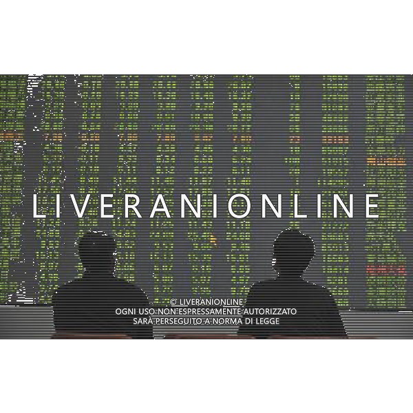(120604) -- SHENYANG, June 4, 2012 () -- Individual investors stare at an electronic board indicating share prices at a brokerage house in Shenyang, northeast China\'s Liaoning Province, June 4, 2012. Chinese shares posted biggest lost in six months on Monday. The benchmark Shanghai Composite Index down 64.89 points, or 2.73 percent, to close at 2,308.55. The Shenzhen Component Index fell 271.29 points, or 2.67 percent, to close at 9,874.52. (/Tian Weitao) (ljh) ©PHOTOSHOT/AGENZIA ALDO LIVERANI SAS - ITALY ONLY - Tabellone elettronico che mostra l\'indice della borsa