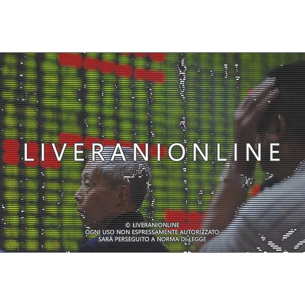 (120604) -- JIUJIANG, June 4, 2012 () -- Two investors look at the screen at a stock trading hall in Jiujiang, east China\'s Jiangxi Province, June 4, 2012. China\'s stocks fell by more than 2 percent on Monday, with the benchmark Shanghai Composite Index down 64.89 points, or 2.73 percent, to close at 2,308.55. The Shenzhen Component Index fell 271.29 points, or 2.67 percent, to close at 9,874.52. (/Hu Guolin)(mcg) ©PHOTOSHOT/AGENZIA ALDO LIVERANI SAS - ITALY ONLY - Tabellone elettronico che mostra l\'indice della borsa