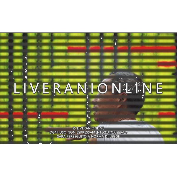 (120604) -- JIUJIANG, June 4, 2012 () -- An investor looks at the screen at a stock trading hall in Jiujiang, east China\'s Jiangxi Province, June 4, 2012. China\'s stocks fell by more than 2 percent on Monday, with the benchmark Shanghai Composite Index down 64.89 points, or 2.73 percent, to close at 2,308.55. The Shenzhen Component Index fell 271.29 points, or 2.67 percent, to close at 9,874.52. (/Hu Guolin)(mcg) ©PHOTOSHOT/AGENZIA ALDO LIVERANI SAS - ITALY ONLY - Tabellone elettronico che mostra l\'indice della borsa