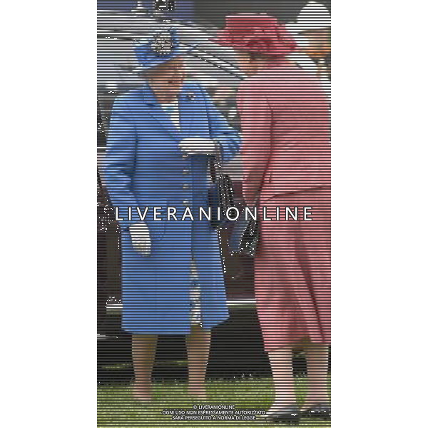 The Queen arrives at the Investec Epsom Derby as start od the Jubilee Weekend-2-6-12 ©photoshot/Agenzia Aldo Liverani Sas - ITALY ONLY - REALI INGLESI: La famiglia reale e la Regina Elisabetta II d\'inghilterra al Derby, festival equestre a Epsom nel Surrey,, il 2 giugno 2012 nel primo giorno ufficiale delle celebrazioni del Giubileo di Diamante