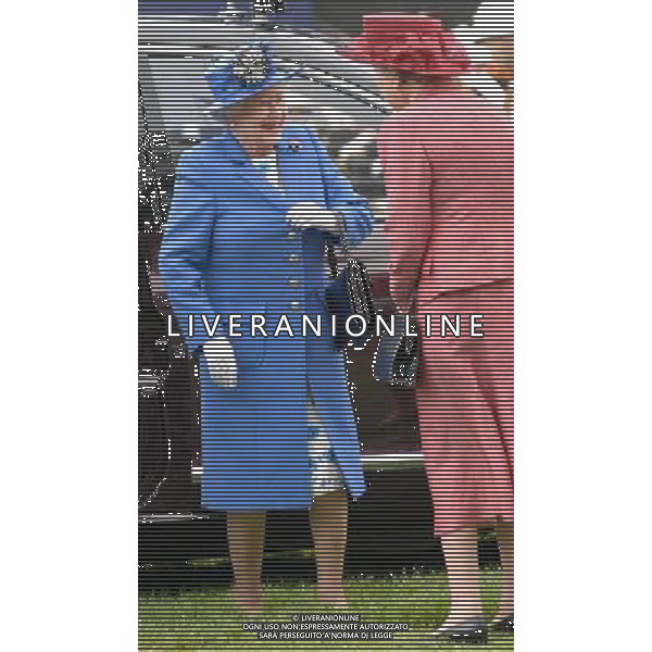 The Queen arrives at the Investec Epsom Derby as start od the Jubilee Weekend-2-6-12 ©photoshot/Agenzia Aldo Liverani Sas - ITALY ONLY - REALI INGLESI: La famiglia reale e la Regina Elisabetta II d\'inghilterra al Derby, festival equestre a Epsom nel Surrey,, il 2 giugno 2012 nel primo giorno ufficiale delle celebrazioni del Giubileo di Diamante