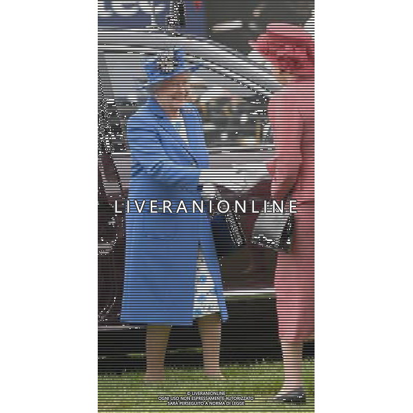 The Queen arrives at the Investec Epsom Derby as start od the Jubilee Weekend-2-6-12 ©photoshot/Agenzia Aldo Liverani Sas - ITALY ONLY - REALI INGLESI: La famiglia reale e la Regina Elisabetta II d\'inghilterra al Derby, festival equestre a Epsom nel Surrey,, il 2 giugno 2012 nel primo giorno ufficiale delle celebrazioni del Giubileo di Diamante