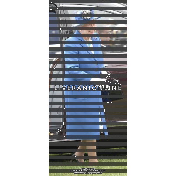 The Queen arrives at the Investec Epsom Derby as start od the Jubilee Weekend-2-6-12 ©photoshot/Agenzia Aldo Liverani Sas - ITALY ONLY - REALI INGLESI: La famiglia reale e la Regina Elisabetta II d\'inghilterra al Derby, festival equestre a Epsom nel Surrey,, il 2 giugno 2012 nel primo giorno ufficiale delle celebrazioni del Giubileo di Diamante