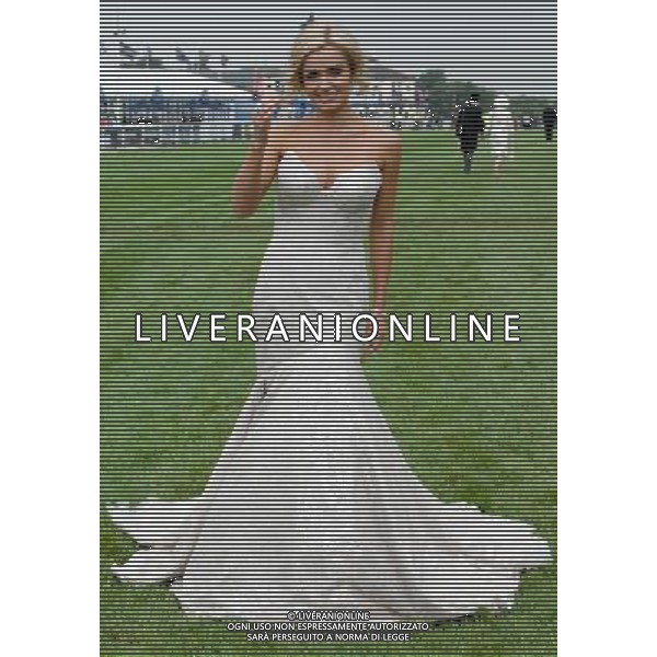 Katherine Jenkins arrives at the Investec Epsom Derby \' sings God Save The Queen as the Queen arrives. 2-6-12 ©photoshot/Agenzia Aldo Liverani Sas - ITALY ONLY - REALI INGLESI: La famiglia reale e la Regina Elisabetta II d\'inghilterra al Derby, festival equestre a Epsom nel Surrey,, il 2 giugno 2012 nel primo giorno ufficiale delle celebrazioni del Giubileo di Diamante