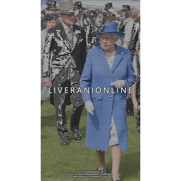 The Queen at the Investec Epsom Derby as start od the Jubilee Weekend-2-6-12 ©photoshot/Agenzia Aldo Liverani Sas - ITALY ONLY - REALI INGLESI: La famiglia reale e la Regina Elisabetta II d\'inghilterra al Derby, festival equestre a Epsom nel Surrey,, il 2 giugno 2012 nel primo giorno ufficiale delle celebrazioni del Giubileo di Diamante
