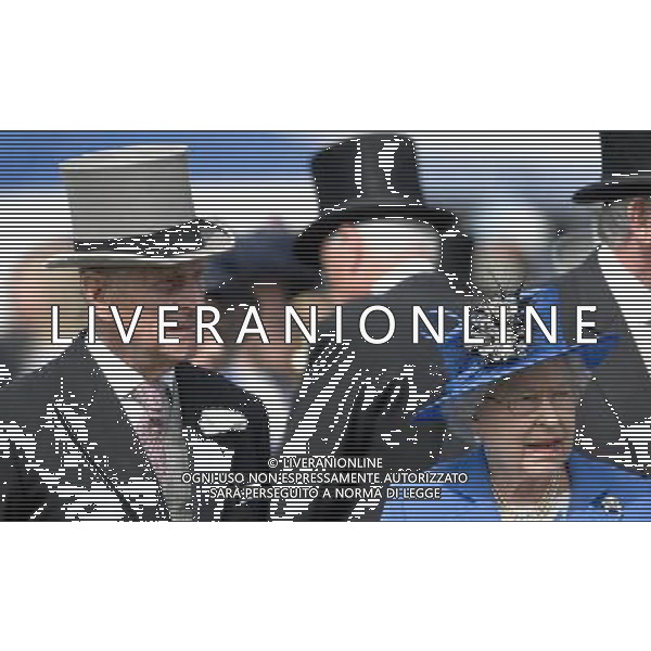 The Queen at the Investec Epsom Derby as start od the Jubilee Weekend-2-6-12 ©photoshot/Agenzia Aldo Liverani Sas - ITALY ONLY - REALI INGLESI: La famiglia reale e la Regina Elisabetta II d\'inghilterra al Derby, festival equestre a Epsom nel Surrey,, il 2 giugno 2012 nel primo giorno ufficiale delle celebrazioni del Giubileo di Diamante