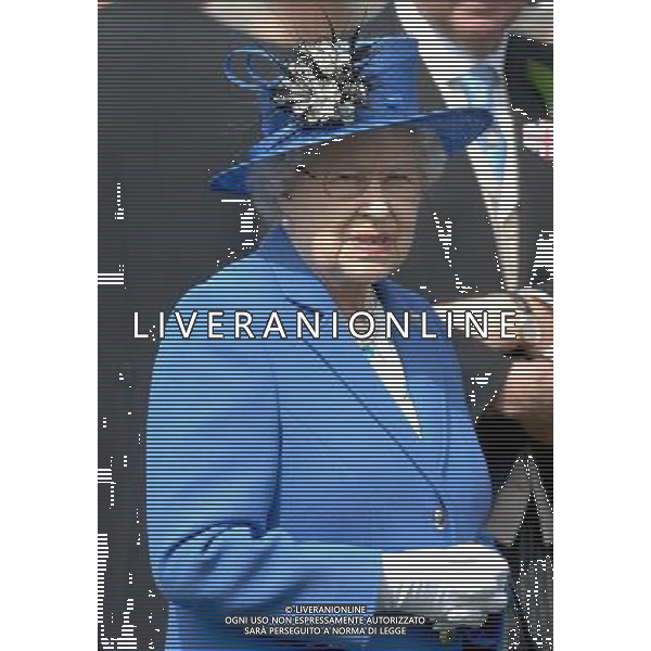 The Queen at the Investec Epsom Derby as start od the Jubilee Weekend-2-6-12 ©photoshot/Agenzia Aldo Liverani Sas - ITALY ONLY - REALI INGLESI: La famiglia reale e la Regina Elisabetta II d\'inghilterra al Derby, festival equestre a Epsom nel Surrey,, il 2 giugno 2012 nel primo giorno ufficiale delle celebrazioni del Giubileo di Diamante