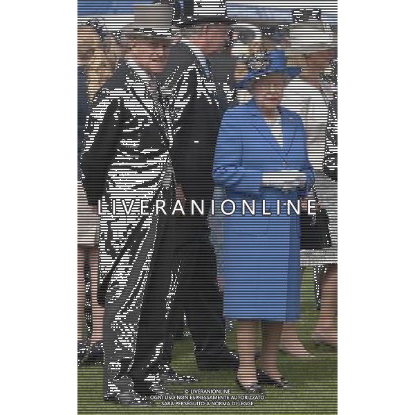 The Queen at the Investec Epsom Derby as start od the Jubilee Weekend-2-6-12 ©photoshot/Agenzia Aldo Liverani Sas - ITALY ONLY - REALI INGLESI: La famiglia reale e la Regina Elisabetta II d\'inghilterra al Derby, festival equestre a Epsom nel Surrey,, il 2 giugno 2012 nel primo giorno ufficiale delle celebrazioni del Giubileo di Diamante