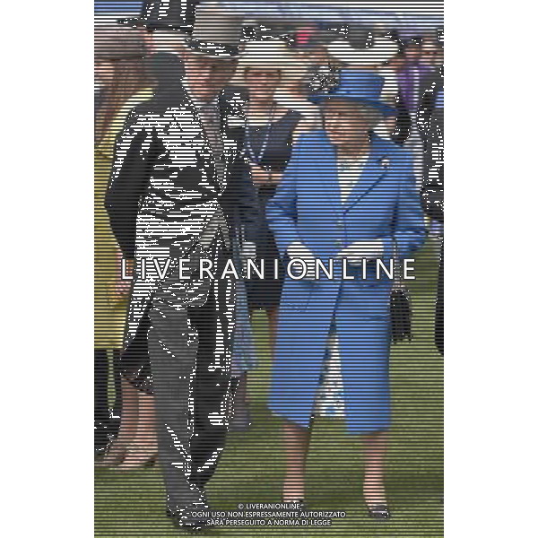 The Queen at the Investec Epsom Derby as start od the Jubilee Weekend-2-6-12 ©photoshot/Agenzia Aldo Liverani Sas - ITALY ONLY - REALI INGLESI: La famiglia reale e la Regina Elisabetta II d\'inghilterra al Derby, festival equestre a Epsom nel Surrey,, il 2 giugno 2012 nel primo giorno ufficiale delle celebrazioni del Giubileo di Diamante
