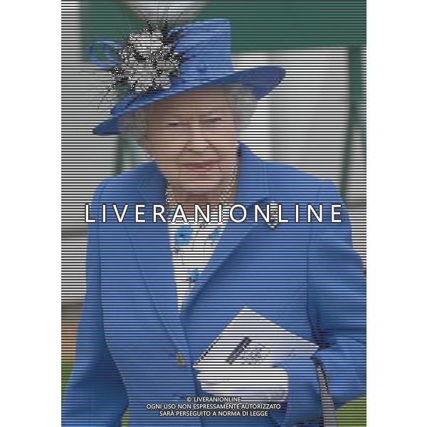 The Queen at the Investec Epsom Derby as start od the Jubilee Weekend-2-6-12 ©photoshot/Agenzia Aldo Liverani Sas - ITALY ONLY - REALI INGLESI: La famiglia reale e la Regina Elisabetta II d\'inghilterra al Derby, festival equestre a Epsom nel Surrey,, il 2 giugno 2012 nel primo giorno ufficiale delle celebrazioni del Giubileo di Diamante