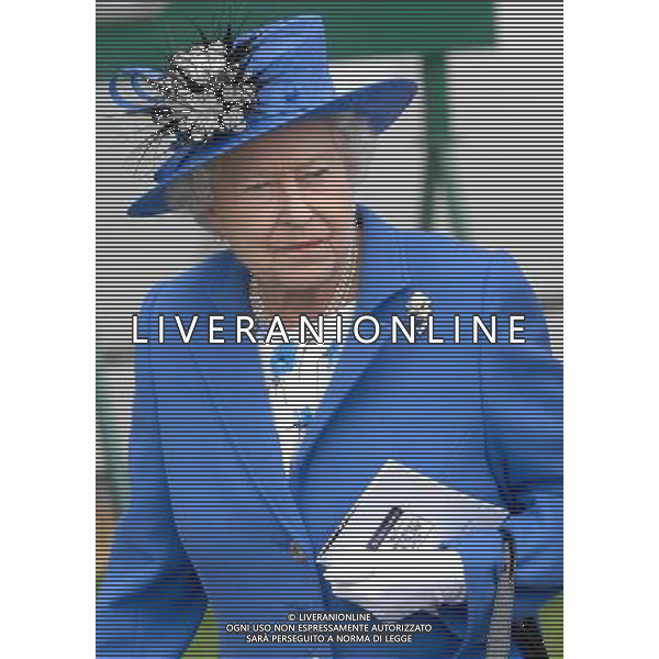 The Queen at the Investec Epsom Derby as start od the Jubilee Weekend-2-6-12 ©photoshot/Agenzia Aldo Liverani Sas - ITALY ONLY - REALI INGLESI: La famiglia reale e la Regina Elisabetta II d\'inghilterra al Derby, festival equestre a Epsom nel Surrey,, il 2 giugno 2012 nel primo giorno ufficiale delle celebrazioni del Giubileo di Diamante