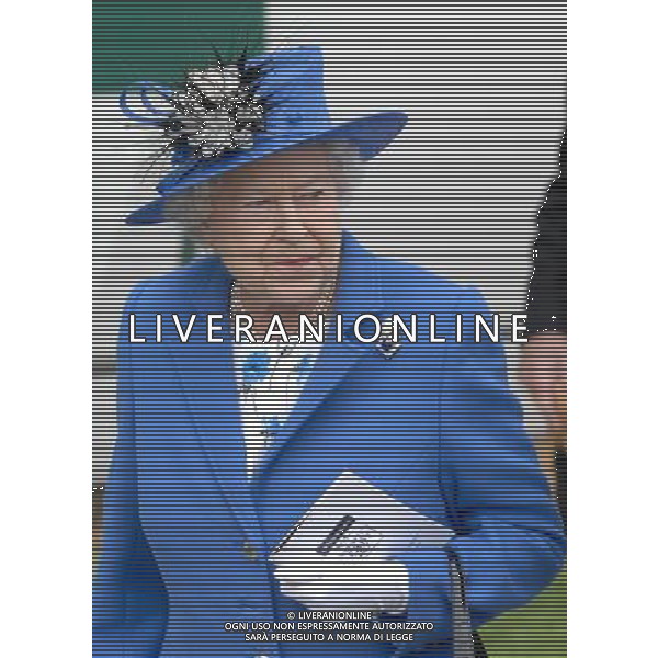 The Queen at the Investec Epsom Derby as start od the Jubilee Weekend-2-6-12 ©photoshot/Agenzia Aldo Liverani Sas - ITALY ONLY - REALI INGLESI: La famiglia reale e la Regina Elisabetta II d\'inghilterra al Derby, festival equestre a Epsom nel Surrey,, il 2 giugno 2012 nel primo giorno ufficiale delle celebrazioni del Giubileo di Diamante