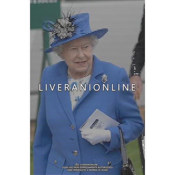 The Queen at the Investec Epsom Derby as start od the Jubilee Weekend-2-6-12 ©photoshot/Agenzia Aldo Liverani Sas - ITALY ONLY - REALI INGLESI: La famiglia reale e la Regina Elisabetta II d\'inghilterra al Derby, festival equestre a Epsom nel Surrey,, il 2 giugno 2012 nel primo giorno ufficiale delle celebrazioni del Giubileo di Diamante