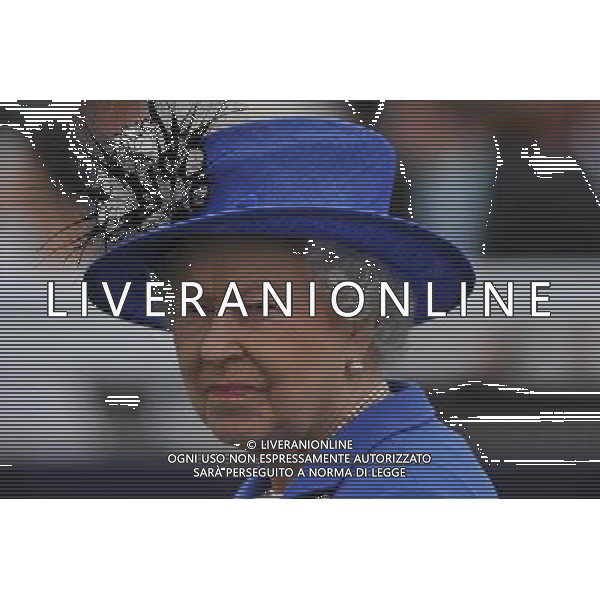 Britain\'s Queen Elizabeth II views the horses in the parade ring before the Diamond Jubilee Coronation Cup race on Derby Day, the second day of the Epsom Derby horse racing festival, at Epsom in Surrey, southern England, on June 2, 2012 the first official day of Britain\'s Queen Elizabeth II\'s Diamond Jubilee celebrations. AFP PHOTO / POOL / BEN STANSALL ©photoshot/Agenzia Aldo Liverani Sas - ITALY ONLY - REALI INGLESI: La famiglia reale e la Regina Elisabetta II d\'inghilterra al Derby, festival equestre a Epsom nel Surrey,, il 2 giugno 2012 nel primo giorno ufficiale delle celebrazioni del Giubileo di Diamante