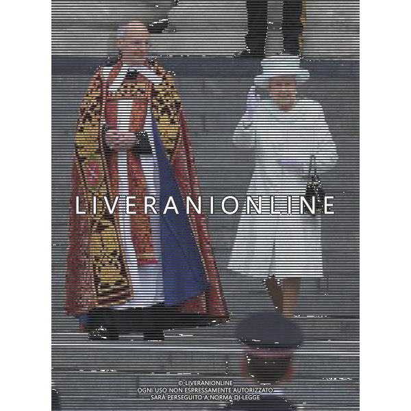 The Diamond Jubilee celebrations are concluding with a service of thanksgiving and glittering carriage procession, but without Prince Philip who spent the night in hospital. ;HM The Queen after the service ©photoshot/Agenzia Aldo Liverani Sas - ITALY ONLY - REALI INGLESI: Ambasciatori e Capi di Stato del Commonwealth ospiti della Regina Elisabetta II e della famiglia reale, alla funzione di ringraziamento nella Cattedrale di St Paul\'s a Londra, Inghilterra il 5 giugno 2012 durante le celebrazioni del Giubileo di diamante