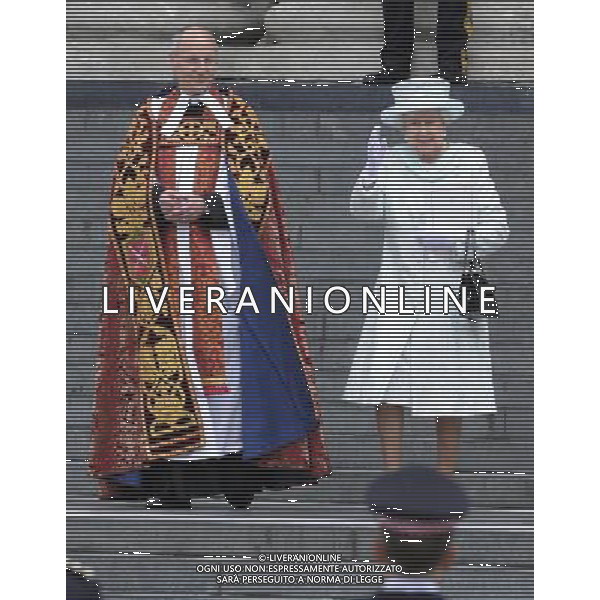 The Diamond Jubilee celebrations are concluding with a service of thanksgiving and glittering carriage procession, but without Prince Philip who spent the night in hospital. ;HM The Queen after the service ©photoshot/Agenzia Aldo Liverani Sas - ITALY ONLY - REALI INGLESI: Ambasciatori e Capi di Stato del Commonwealth ospiti della Regina Elisabetta II e della famiglia reale, alla funzione di ringraziamento nella Cattedrale di St Paul\'s a Londra, Inghilterra il 5 giugno 2012 durante le celebrazioni del Giubileo di diamante