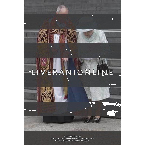  Date: 05/06/12 Pictured: The Queen with the Very Reverend David Ison Caption: The Queen takes part in thanksgiving service at St Paul\'s Cathedral on the final day of her Diamond Jubilee celebrations to mark the final day of the Diamond Jubilee weekend, the Queen will later head to Mansion House before a formal procession in a carriage ©photoshot/Agenzia Aldo Liverani Sas - ITALY ONLY - REALI INGLESI: Ambasciatori e Capi di Stato del Commonwealth ospiti della Regina Elisabetta II e della famiglia reale, alla funzione di ringraziamento nella Cattedrale di St Paul\'s a Londra, Inghilterra il 5 giugno 2012 durante le celebrazioni del Giubileo di diamante