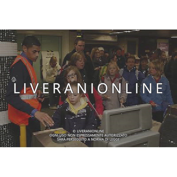 London Underground staff help the public after the day of Diamond Jubilee celebration atHyde Park Corner Station London 04 June 2012. ©photoshot/Agenzia Aldo Liverani Sas - ITALY ONLY - Il personale della metropolitana supporta il pubblico dopo la giornata di celebrazioni del giubileo di diamante alla stazione Hyde Park 4 Giugno 2012.