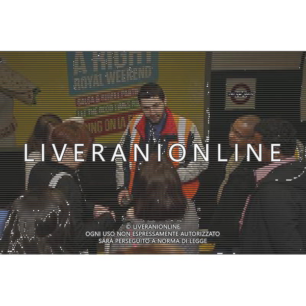 London Underground staff help the public after the day of Diamond Jubilee celebration atHyde Park Corner Station London 04 June 2012. ©photoshot/Agenzia Aldo Liverani Sas - ITALY ONLY - Il personale della metropolitana supporta il pubblico dopo la giornata di celebrazioni del giubileo di diamante alla stazione Hyde Park 4 Giugno 2012.