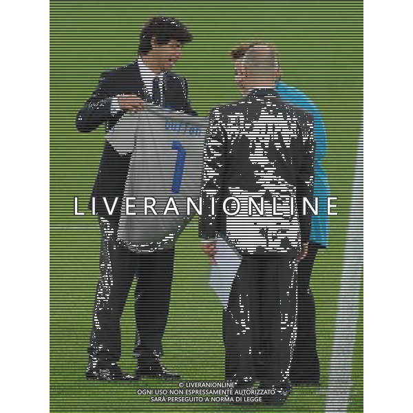 Campionati Europei UEFA 2012 Polonia/Ucraina Cracovia (Polonia) - 05.06.2012 Allenamento Nazionale Italiana Nella Foto:albertini dona la maglia di buffon /Ph.Vitez-Ag. Aldo Liverani