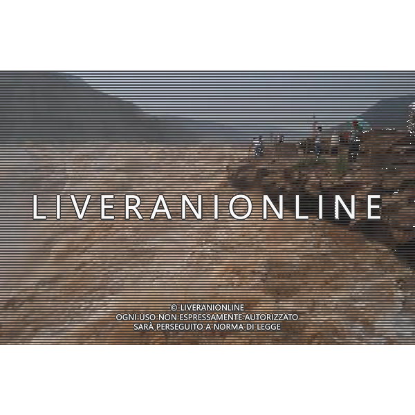(120604) -- LINFEN, June 4, 2012 () -- Visitors watch the Hukou Waterfall of Yellow River in Jixian County of Linfen City, north China\'s Shanxi Province, June 4, 2012. (/Lu Guiming) (lfj) ©photoshot/AGENZIA ALDO LIVERANI SAS - ITALY ONLY - Le Cascate Hukou del Fiume Giallo nella contea Jixian di Linfen City, a nord della Cina nella provincia dello Shanxi, 4 giugno 2012