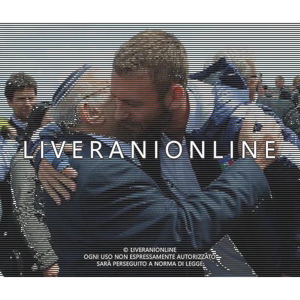 Campionati Europei UEFA 2012 Polonia/Ucraina Auschwitz (Polonia) - 06.06.2012 Visita della Nazionale a Auschwitz e Birkenau Nella Foto:de rossi abbraccia i sopravissuti /Ph.Vitez-Ag. Aldo Liverani