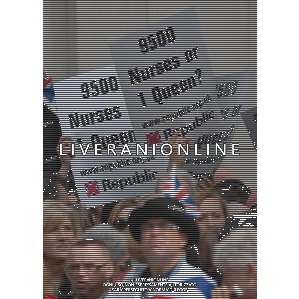 Anti Monarchy protesters outside St Paul\'s at the Queens Diamand Jubilee ©photoshot/AGENZIA ALDO LIVERANI SAS - ITALY ONLY - REALI INGLESI: La Regina Elisabetta II d\'inghilterra e la famiglia reale durante le celebrazioni del Giubileo di diamante