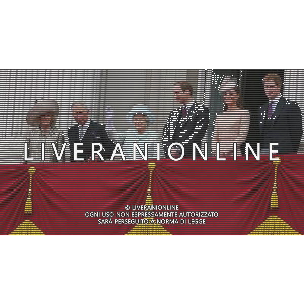 Queen Elizabeth II and the Royal Family wave to the crowds below from the balcony at Buckingham Palace in central London, during the Queen\'s Diamond Jubilee celebrations. Photo date: Tuesday June 5, 2012. Celebrations have been taking place across the country in honour of the Queen\'s 60 years reign on the throne. Photo credit: Johnny Green ©photoshot/AGENZIA ALDO LIVERANI SAS - ITALY ONLY - REALI INGLESI: La Regina Elisabetta II d\'inghilterra e la famiglia reale durante le celebrazioni del Giubileo di diamante