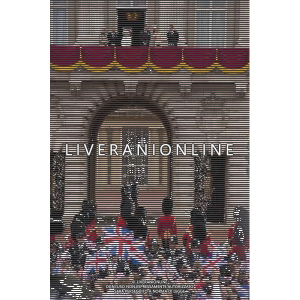 HM Queen Elizabeth II concluded the Diamond Jubilee celebrations with a service at St.Pauls Cathedral a reception at mansion House and Lunch at Westminister Hall prior to appearing on the Balcony of Buckingham Palace with Prince of Wales, Duchess of Cornwall, Duke and Duchess of Cambridge and Prince Henry of Wales. London ©photoshot/AGENZIA ALDO LIVERANI SAS - ITALY ONLY - REALI INGLESI: La Regina Elisabetta II d\'inghilterra e la famiglia reale durante le celebrazioni del Giubileo di diamante