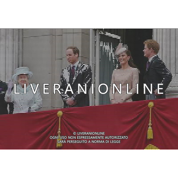 Queen Elizabeth II and the Royal Family wave to the crowds below from the balcony at Buckingham Palace in central London, during the Queen\'s Diamond Jubilee celebrations. Photo date: Tuesday June 5, 2012. Celebrations have been taking place across the country in honour of the Queen\'s 60 years reign on the throne. Photo credit: Johnny Green ©photoshot/AGENZIA ALDO LIVERANI SAS - ITALY ONLY - REALI INGLESI: La Regina Elisabetta II d\'inghilterra e la famiglia reale durante le celebrazioni del Giubileo di diamante