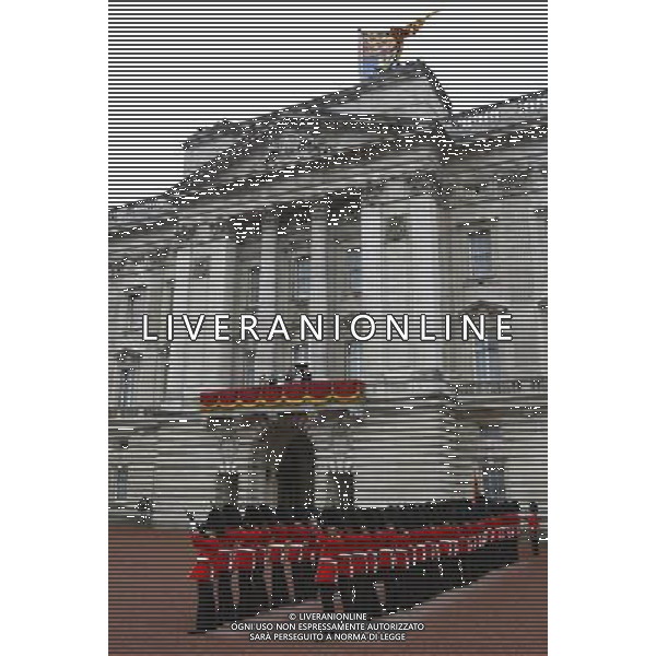 An RAF Flypast and a Feu de Joie take place before Queen Elizabeth II and the Royal Family situated on the balcony at Buckingham Palace in central London, during the Queen\'s Diamond Jubilee celebrations. Photo date: Tuesday June 5, 2012. Celebrations have been taking place across the country in honour of the Queen\'s 60 years reign on the throne. Photo credit: Johnny Green ©photoshot/AGENZIA ALDO LIVERANI SAS - ITALY ONLY - REALI INGLESI: La Regina Elisabetta II d\'inghilterra e la famiglia reale durante le celebrazioni del Giubileo di diamante