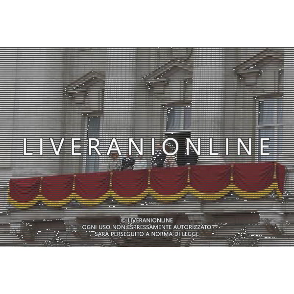 Queen Elizabeth II and the Royal Family wave to the crowds below from the balcony at Buckingham Palace in central London, during the Queen\'s Diamond Jubilee celebrations. Photo date: Tuesday June 5, 2012. Celebrations have been taking place across the country in honour of the Queen\'s 60 years reign on the throne. Photo credit: Johnny Green ©photoshot/AGENZIA ALDO LIVERANI SAS - ITALY ONLY - REALI INGLESI: La Regina Elisabetta II d\'inghilterra e la famiglia reale durante le celebrazioni del Giubileo di diamante