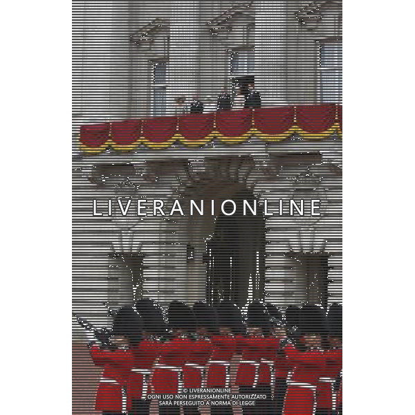 An RAF Flypast and a Feu de Joie take place before Queen Elizabeth II and the Royal Family situated on the balcony at Buckingham Palace in central London, during the Queen\'s Diamond Jubilee celebrations. Photo date: Tuesday June 5, 2012. Celebrations have been taking place across the country in honour of the Queen\'s 60 years reign on the throne. Photo credit: Johnny Green ©photoshot/AGENZIA ALDO LIVERANI SAS - ITALY ONLY - REALI INGLESI: La Regina Elisabetta II d\'inghilterra e la famiglia reale durante le celebrazioni del Giubileo di diamante