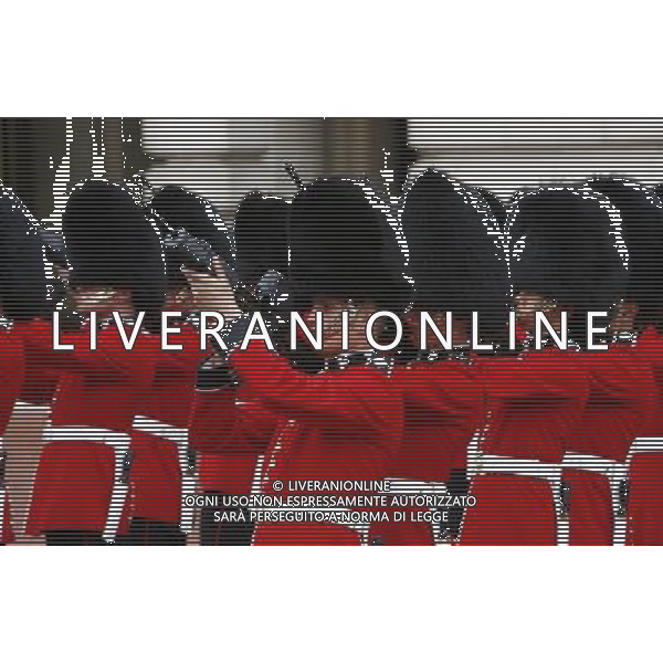 A Feu de Joie takes place before Queen Elizabeth II and the Royal Family situated on the balcony at Buckingham Palace in central London, during the Queen\'s Diamond Jubilee celebrations. Photo date: Tuesday June 5, 2012. Celebrations have been taking place across the country in honour of the Queen\'s 60 years reign on the throne. Photo credit: Johnny Green ©photoshot/AGENZIA ALDO LIVERANI SAS - ITALY ONLY - REALI INGLESI: La Regina Elisabetta II d\'inghilterra e la famiglia reale durante le celebrazioni del Giubileo di diamante