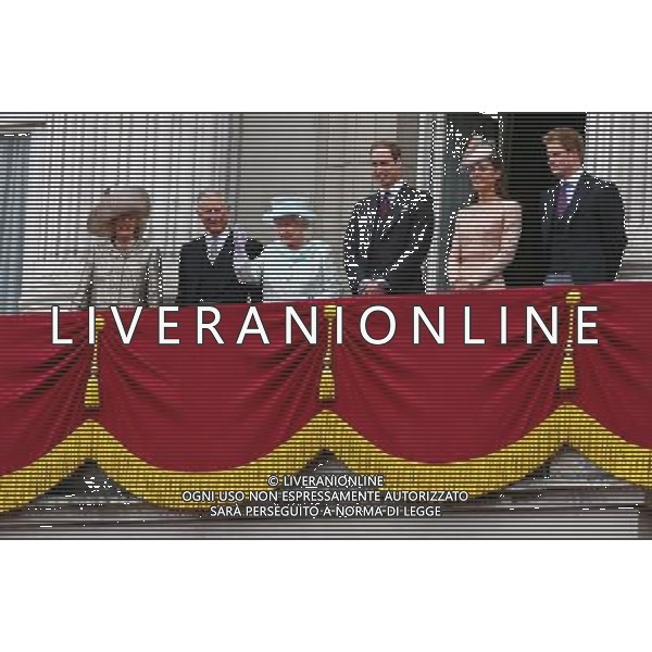 Queen Elizabeth II and the Royal Family wave to the crowds below from the balcony at Buckingham Palace in central London, during the Queen\'s Diamond Jubilee celebrations. Photo date: Tuesday June 5, 2012. Celebrations have been taking place across the country in honour of the Queen\'s 60 years reign on the throne. Photo credit: Johnny Green ©photoshot/AGENZIA ALDO LIVERANI SAS - ITALY ONLY - REALI INGLESI: La Regina Elisabetta II d\'inghilterra e la famiglia reale durante le celebrazioni del Giubileo di diamante