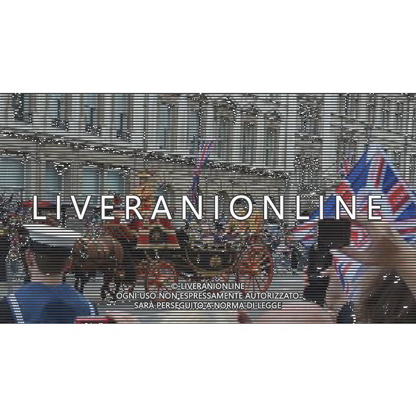 Catherine, Duchess of Cambridge and Prince William Duke of Cambridge during The Queen\'s Diamond Jubilee carriage procession along Whitehall in Central London. 5th June 2012. ©photoshot/AGENZIA ALDO LIVERANI SAS - ITALY ONLY - REALI INGLESI: La Regina Elisabetta II d\'inghilterra e la famiglia reale durante le celebrazioni del Giubileo di diamante
