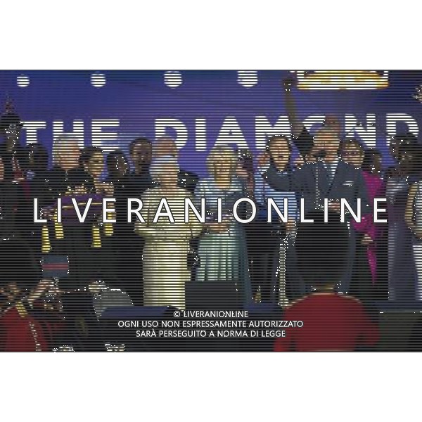 (1731115en) Cheryl Cole, Queen Elizabeth II, Tom Jones, Camilla Duchess of Cornwall, Annie Lennox, Sir Paul McCartney, Prince Charles and Sir Elton John The Queen\'s Diamond Jubilee, Concert at Buckingham Palace, London, Britain - 04 Jun 2012 ©photoshot/AGENZIA ALDO LIVERANI SAS - ITALY ONLY - REALI INGLESI: La Regina Elisabetta II d\'inghilterra e la famiglia reale durante le celebrazioni del Giubileo di diamante