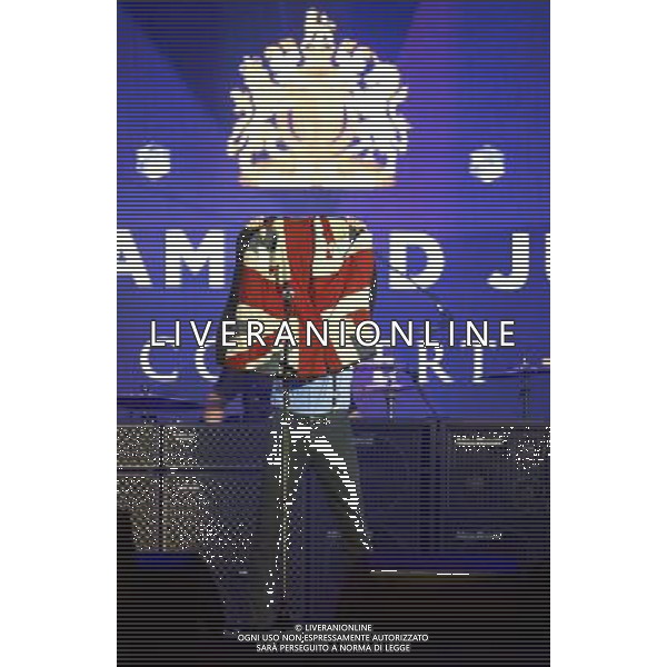 (1731115ef) Sir Paul McCartney The Queen\'s Diamond Jubilee, Concert at Buckingham Palace, London, Britain - 04 Jun 2012 ©photoshot/AGENZIA ALDO LIVERANI SAS - ITALY ONLY - REALI INGLESI: La Regina Elisabetta II d\'inghilterra e la famiglia reale durante le celebrazioni del Giubileo di diamante