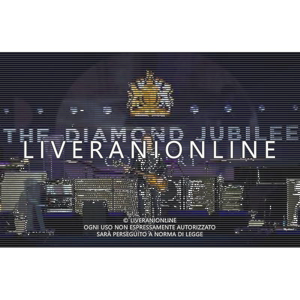 (1731115ea) Sir Paul McCartney The Queen\'s Diamond Jubilee, Concert at Buckingham Palace, London, Britain - 04 Jun 2012 ©photoshot/AGENZIA ALDO LIVERANI SAS - ITALY ONLY - REALI INGLESI: La Regina Elisabetta II d\'inghilterra e la famiglia reale durante le celebrazioni del Giubileo di diamante
