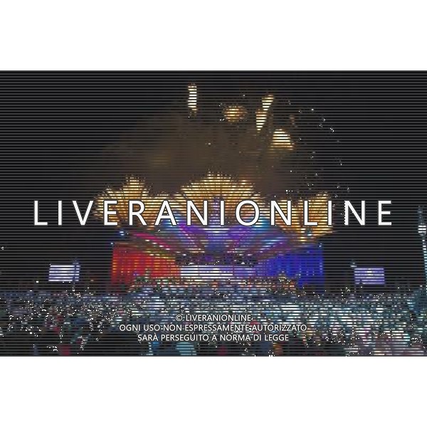 (1731115du) Fireworks The Queen\'s Diamond Jubilee, Concert at Buckingham Palace, London, Britain - 04 Jun 2012 ©photoshot/AGENZIA ALDO LIVERANI SAS - ITALY ONLY - REALI INGLESI: La Regina Elisabetta II d\'inghilterra e la famiglia reale durante le celebrazioni del Giubileo di diamante