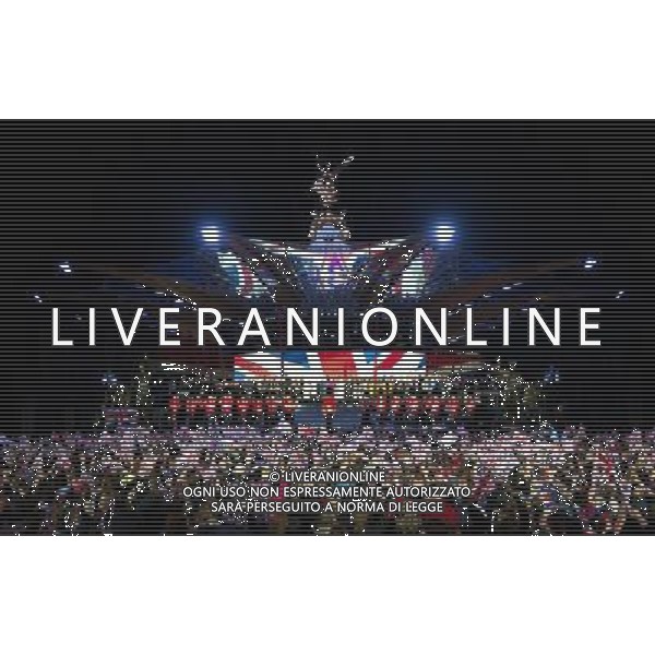 (1731115dj) Stage The Queen\'s Diamond Jubilee, Concert at Buckingham Palace, London, Britain - 04 Jun 2012 ©photoshot/AGENZIA ALDO LIVERANI SAS - ITALY ONLY - REALI INGLESI: La Regina Elisabetta II d\'inghilterra e la famiglia reale durante le celebrazioni del Giubileo di diamante