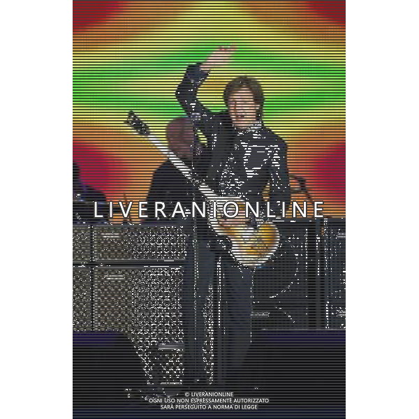 (1731115dh) Sir Paul McCartney The Queen\'s Diamond Jubilee, Concert at Buckingham Palace, London, Britain - 04 Jun 2012 ©photoshot/AGENZIA ALDO LIVERANI SAS - ITALY ONLY - REALI INGLESI: La Regina Elisabetta II d\'inghilterra e la famiglia reale durante le celebrazioni del Giubileo di diamante